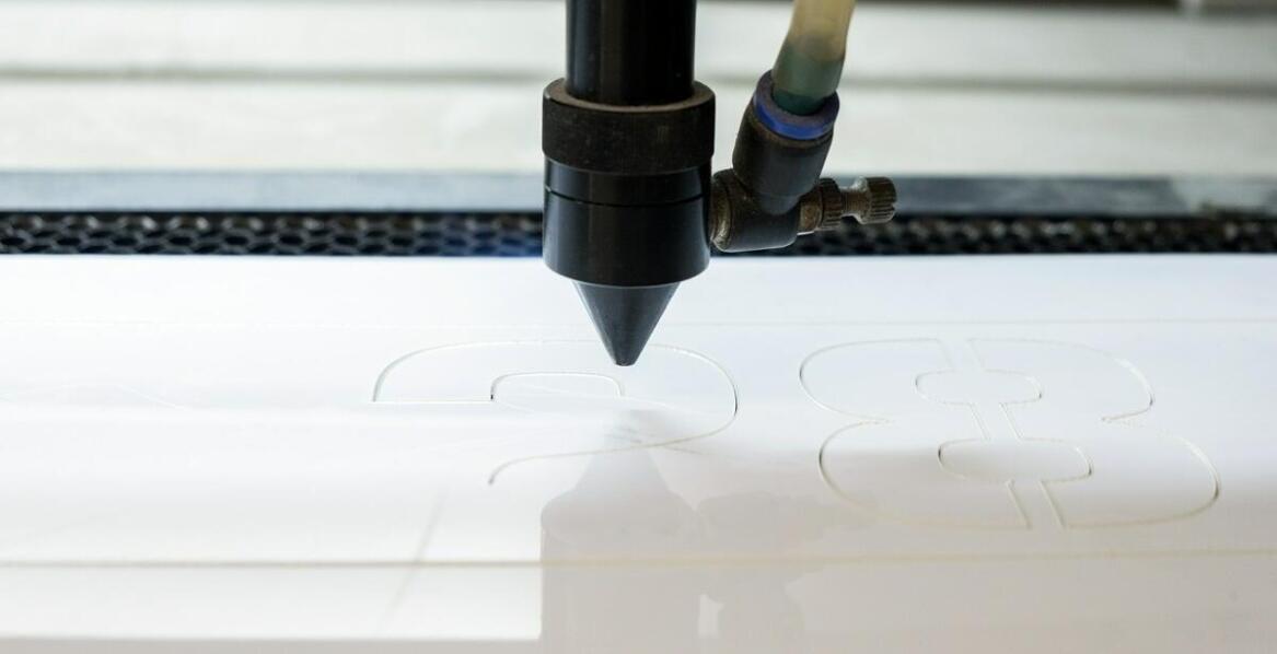 Jak dbać o trwałość i estetykę dekoracji z akrylu i styroporu?