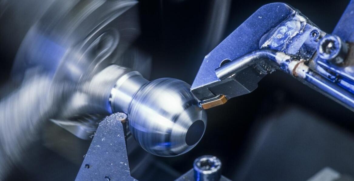 Techniki szlifowania otworów w metalu - kluczowe aspekty obróbcze