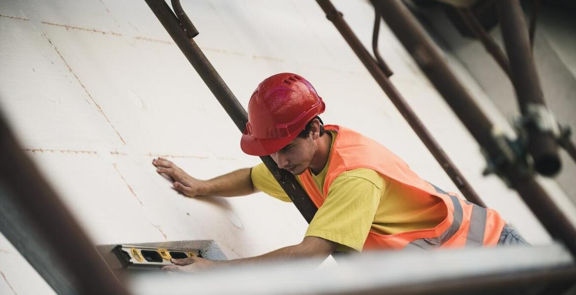 Jakie materiały są niezbędne do modernizacji dachu płaskiego?