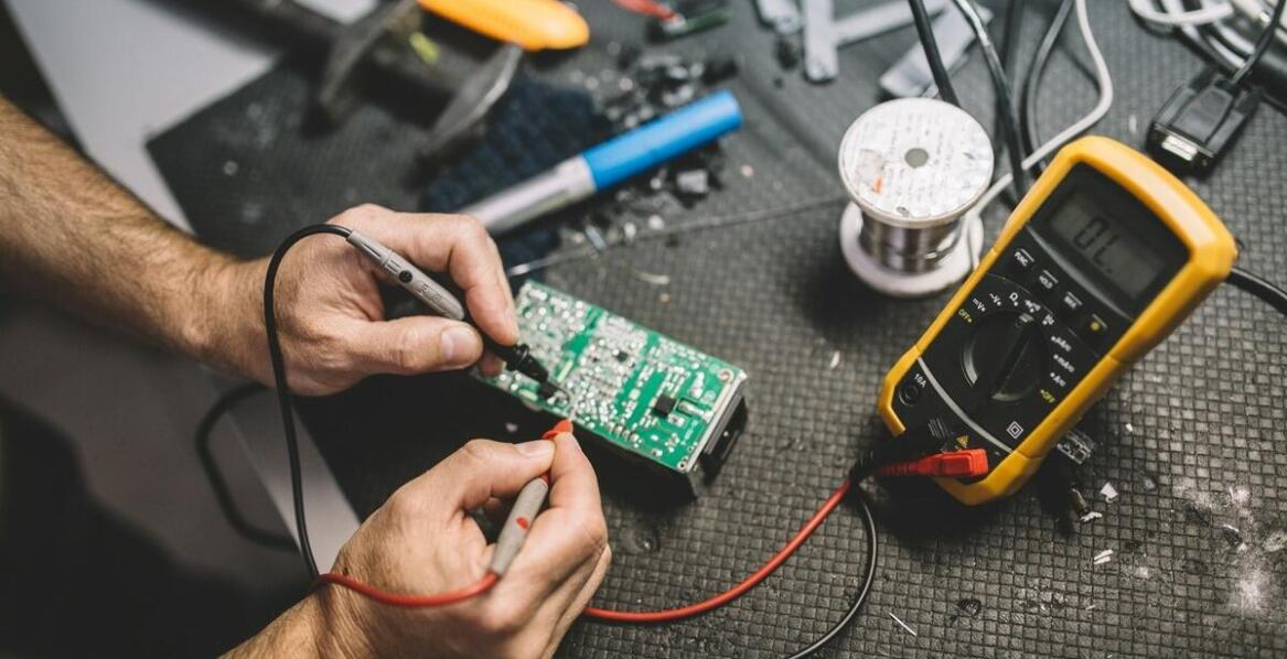 Jakie komponenty wpływają na efektywność naprawy silnika elektrycznego?