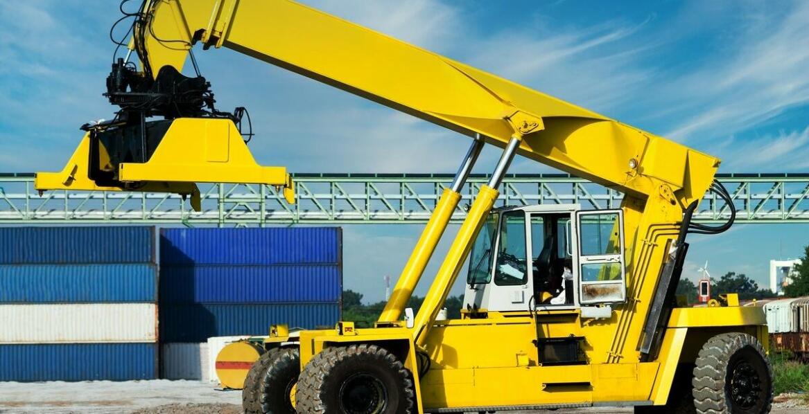 Przemysłowe zastosowanie krat pomostowych w logistyce i transporcie