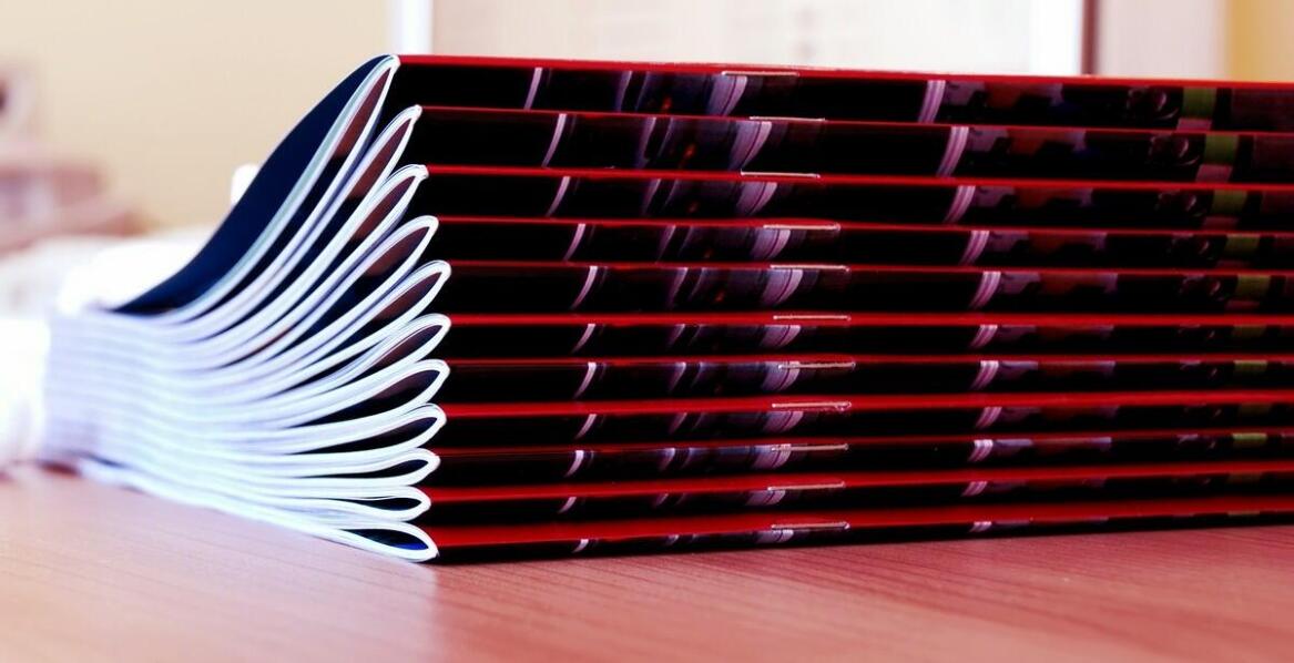 Współpraca z drukarniami: znaczenie przemyślenia w procesie produkcji książek