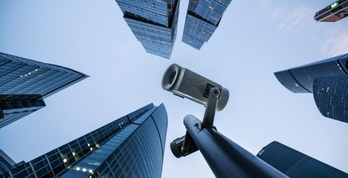 Jakie są zalety mieszkań na osiedlach z monitoringiem i ochroną?
