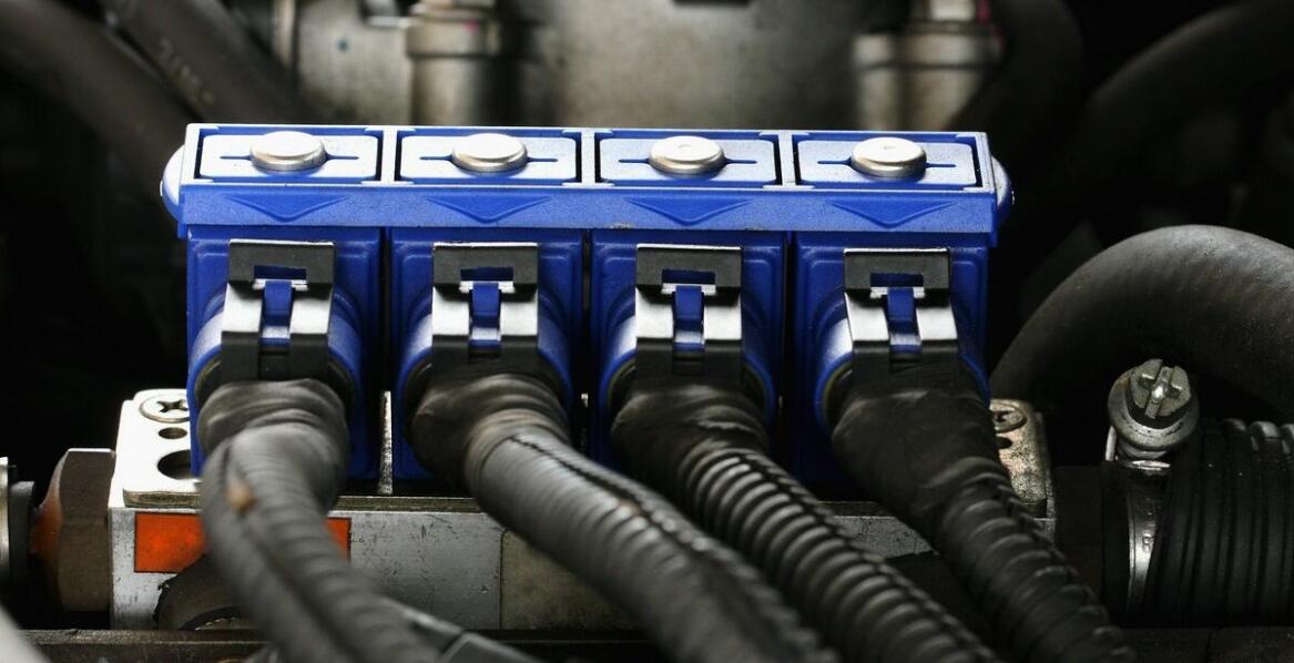 Jak dostosować ofertę metalowych wyrobów złącznych do potrzeb branży elektrycznej?