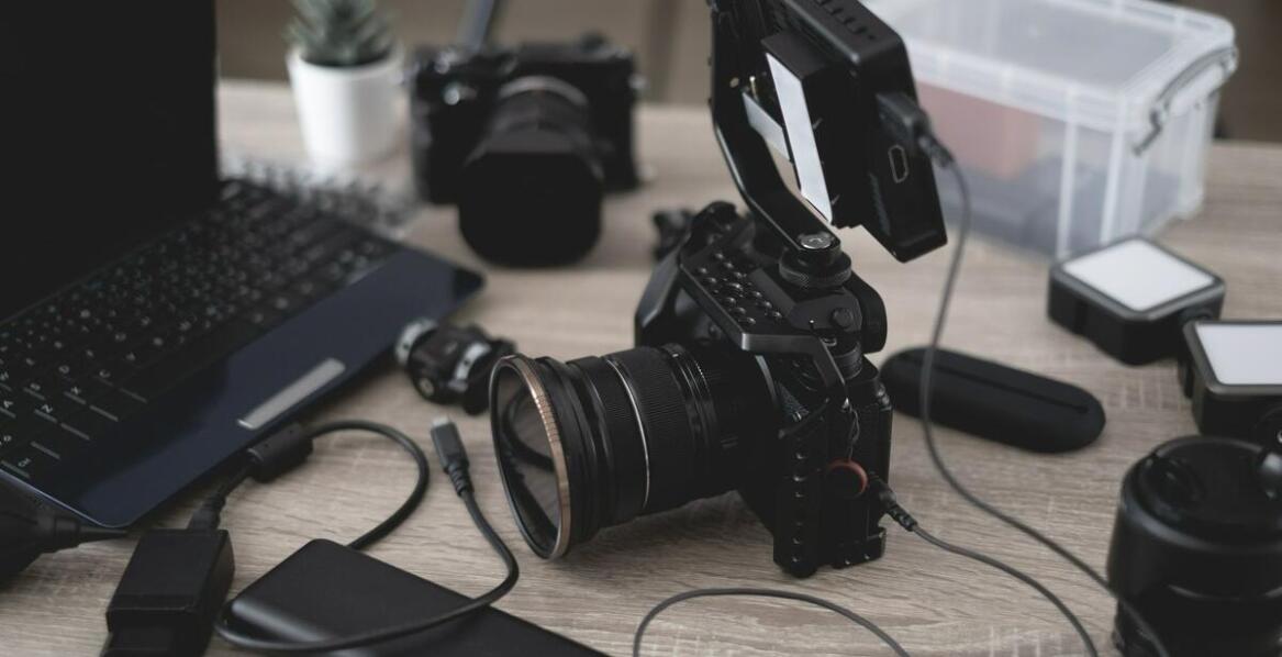 Porównanie lamp studyjnych i reporterskich – które rozwiązanie lepsze w studio?