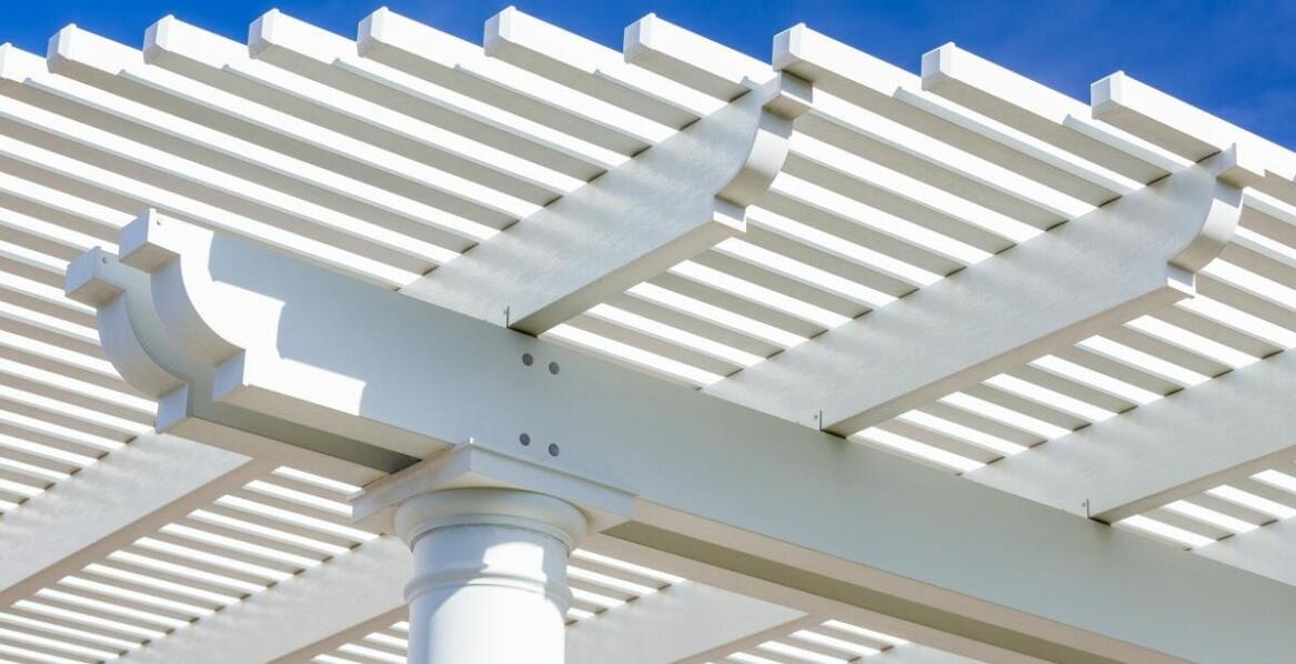 Jak regulowane podpory tarasowe ułatwiają montaż na nierównym terenie?