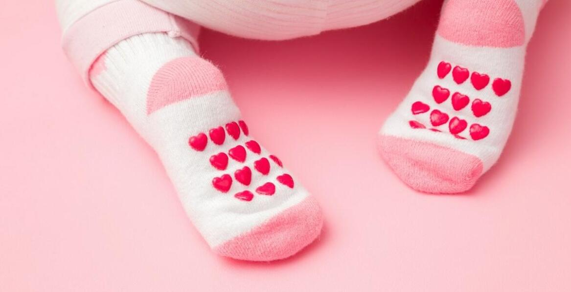 Skarpetki do sukienki dla dziewczynek – jak wybierać zgodnie z najnowszymi trendami?