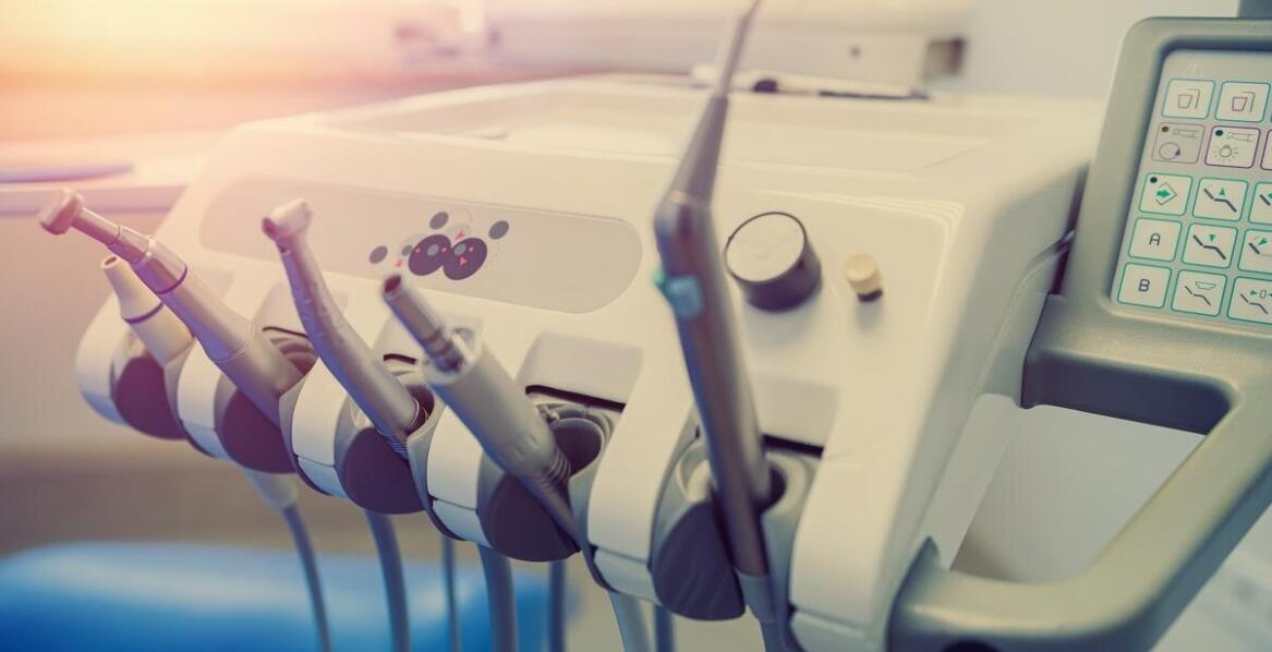 Jak działa wiertarka dentystyczna i jakie technologie stosuje się dziś w gabinetach?