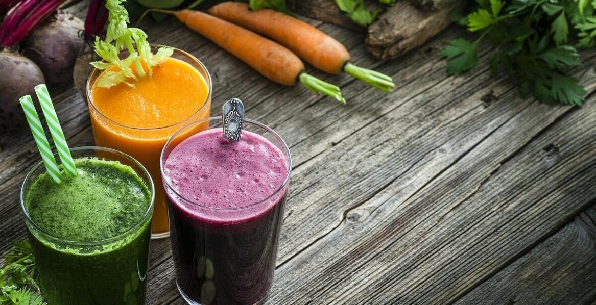 Wpływ wolnoobrotowych wyciskarek na smak i świeżość soków w restauracjach