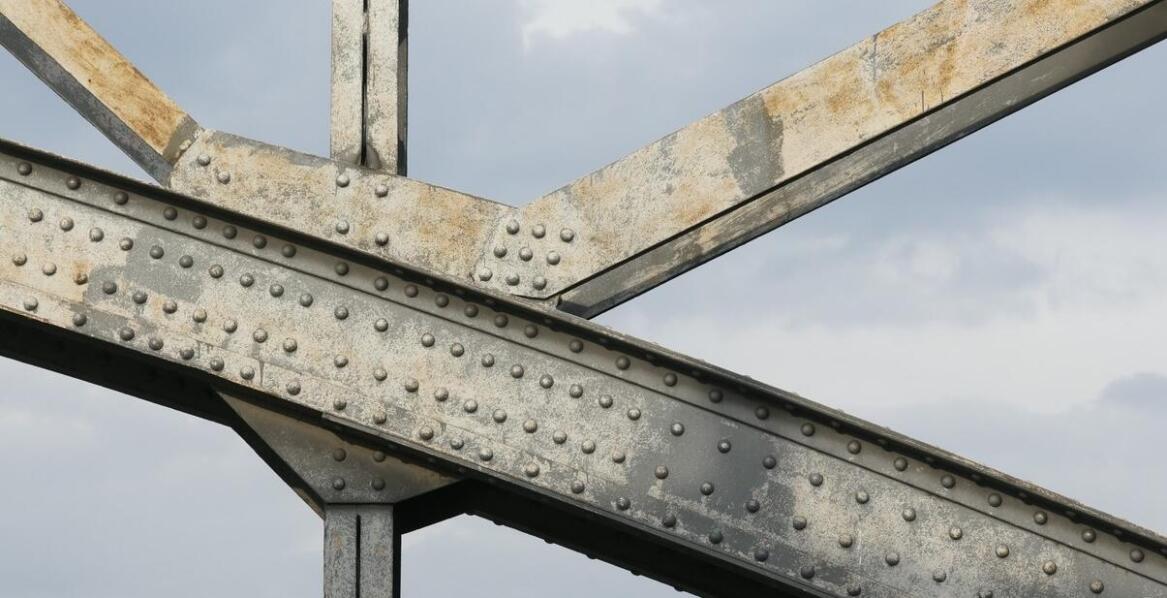 Zastosowanie metalowej armatury w budownictwie: przykłady i inspiracje