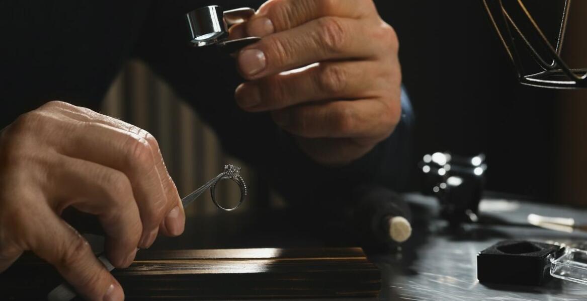 Jakie są najnowsze trendy w wycenie biżuterii z kamieniami szlachetnymi?