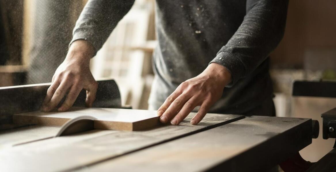 Jak gięcie plexi wpływa na funkcjonalność i estetykę mebli?