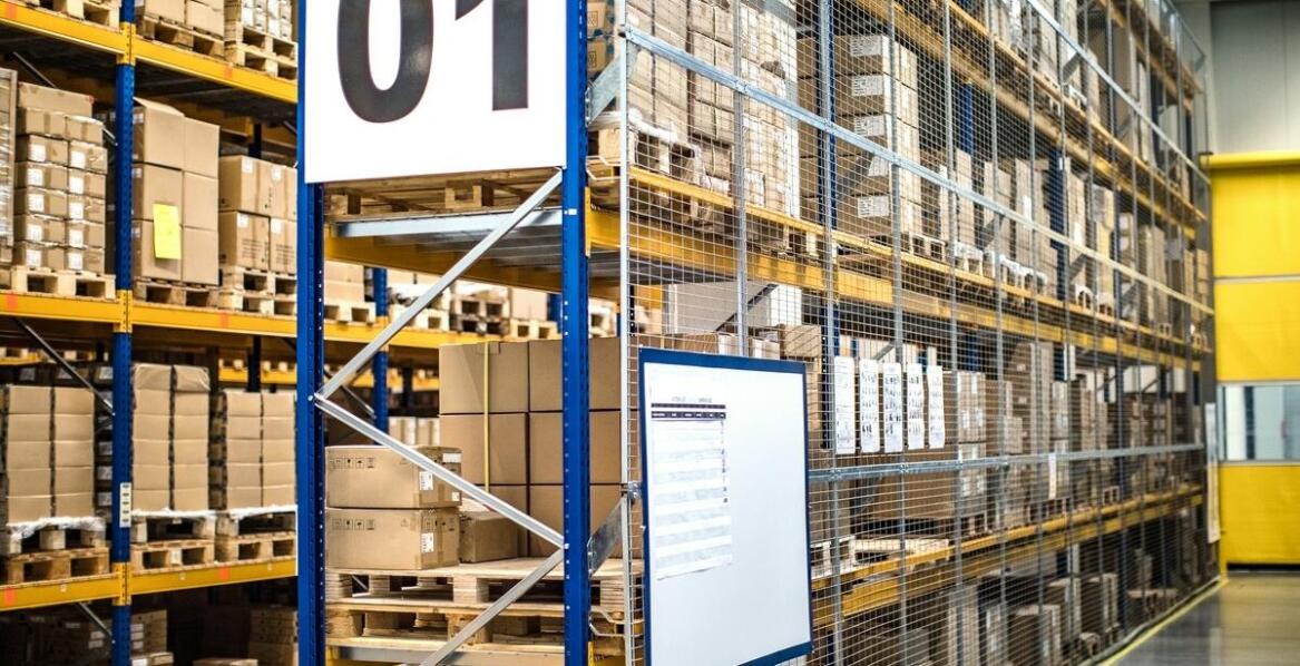 Naprawa regałów magazynowych a zgodność z normami bezpieczeństwa