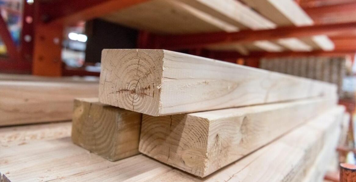Dlaczego drewno klejone BSH jest idealnym materiałem do budowy więźb dachowych?
