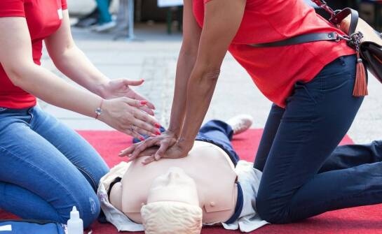 Kursy pierwszej pomocy i ich znaczenie dla poprawy bezpieczeństwa publicznego