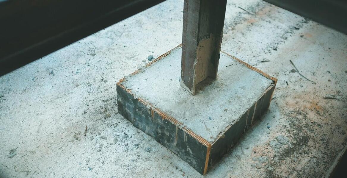 Zalety stosowania ceownika 80x20 w produkcji bram stalowych