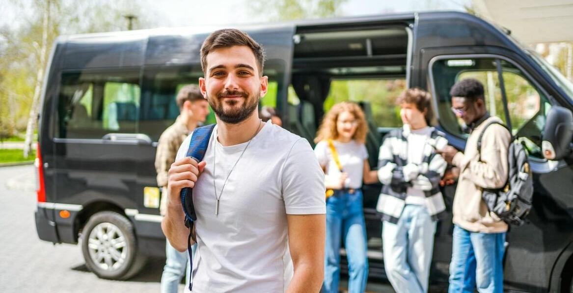 Przewozy osobowe z wyprzedzeniem: jak skorzystać z usług?