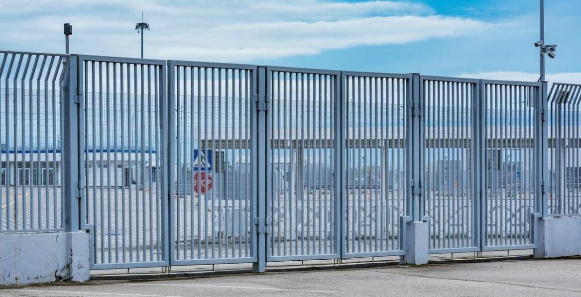 Dlaczego warto inwestować w bramy szybkobieżne wykonane ze stali nierdzewnej?