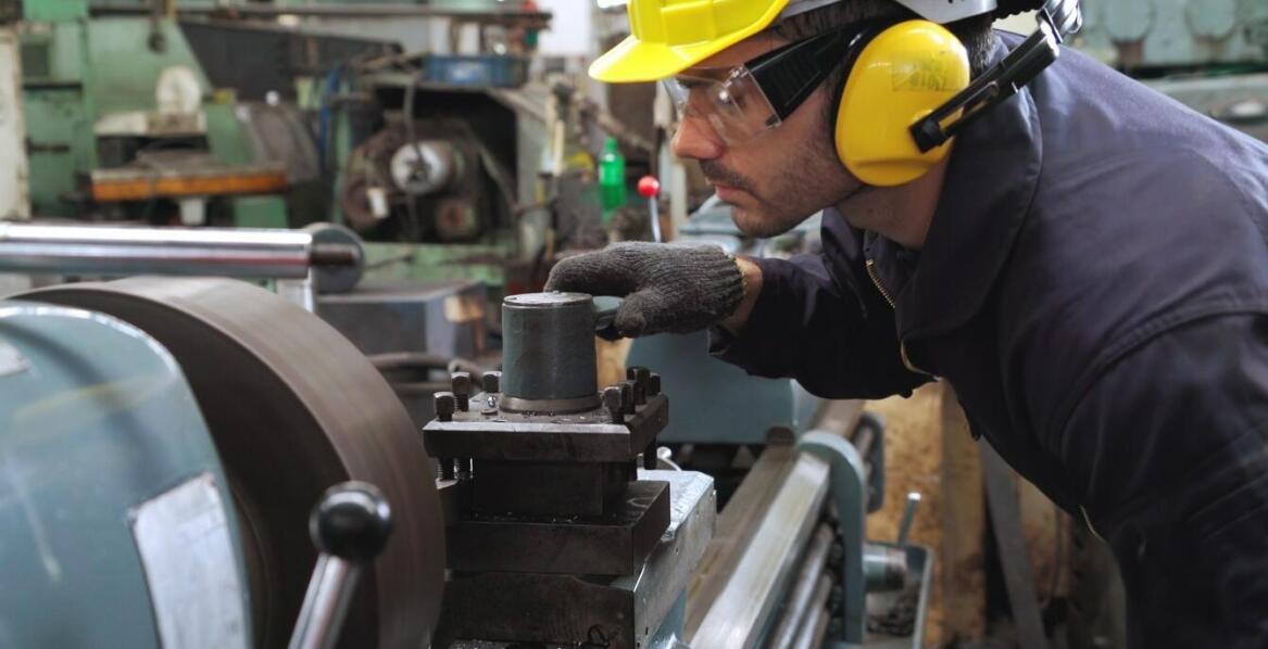 Jakie są najczęstsze wyzwania podczas demontażu linii produkcyjnych?