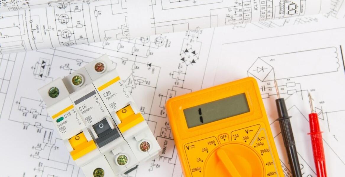 Wyzwania związane z projektowaniem instalacji elektrycznych dla dużych obiektów