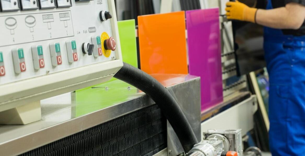 Ramy aluminiowe z plexi w domowej galerii – jak je odpowiednio eksponować?