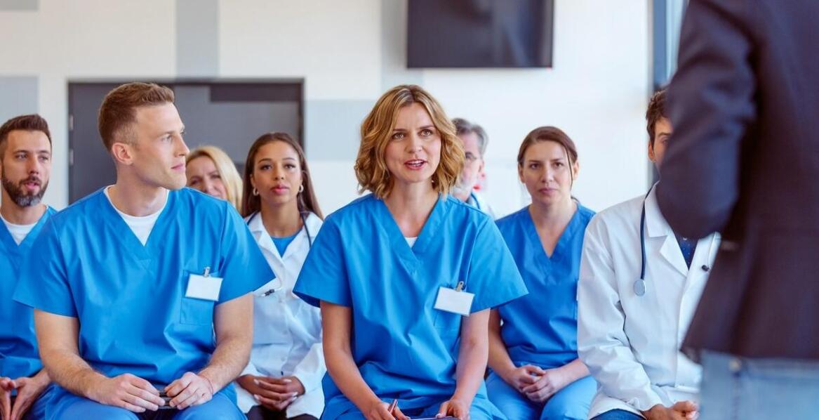 Jakie umiejętności rozwijają uczestnicy szkoleń z zakresu medycyny i stomatologii?