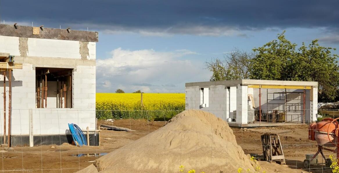 Jakie instrumenty prawne przysługują nabywcom z tytułu opóźnień dewelopera?