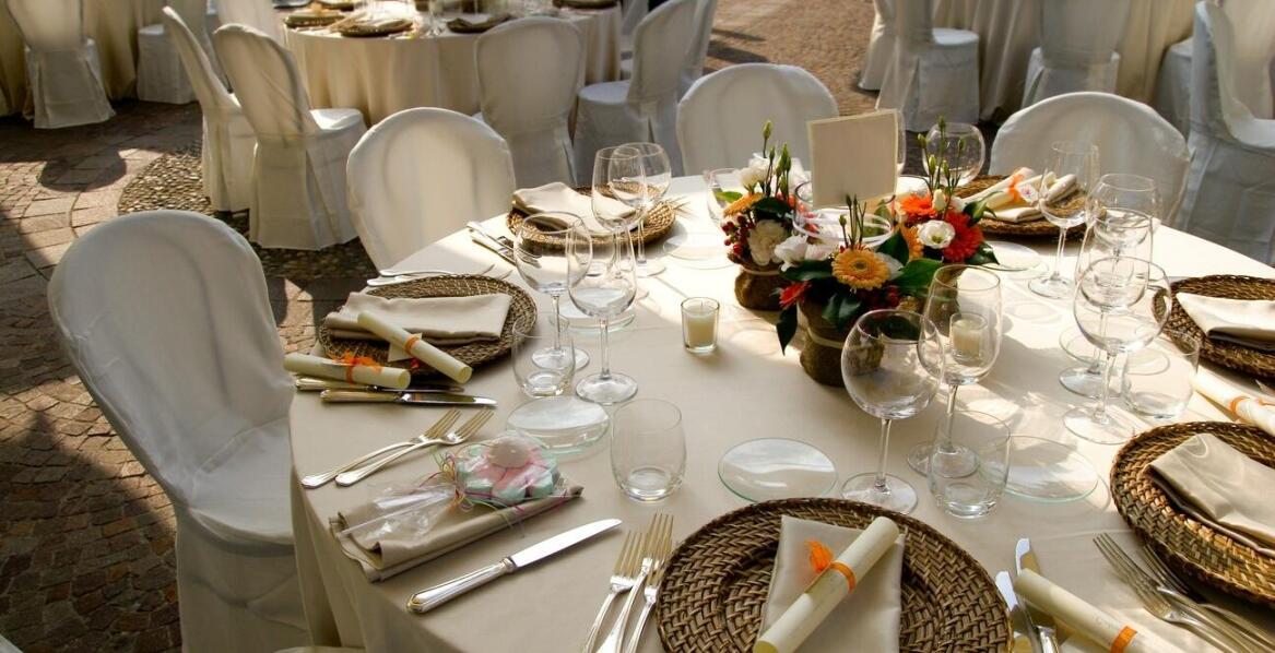 Namioty szklane a inne typy namiotów – co sprawia, że są wyjątkowe na weselach?