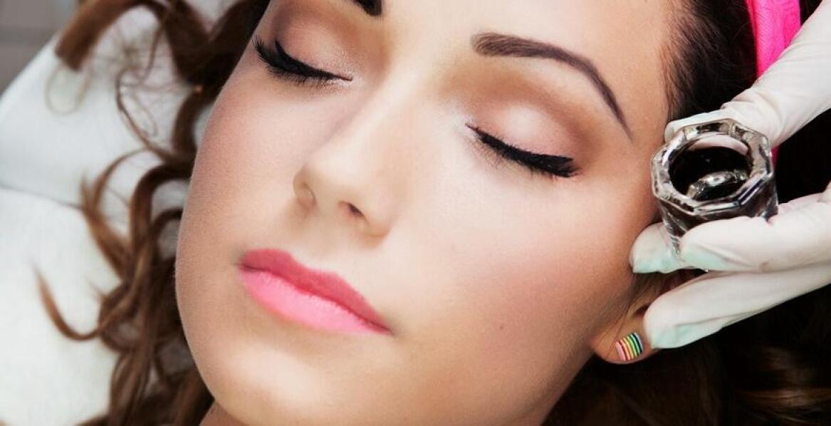 Jakie są różnice między regulacją brwi a ich stylizacją?