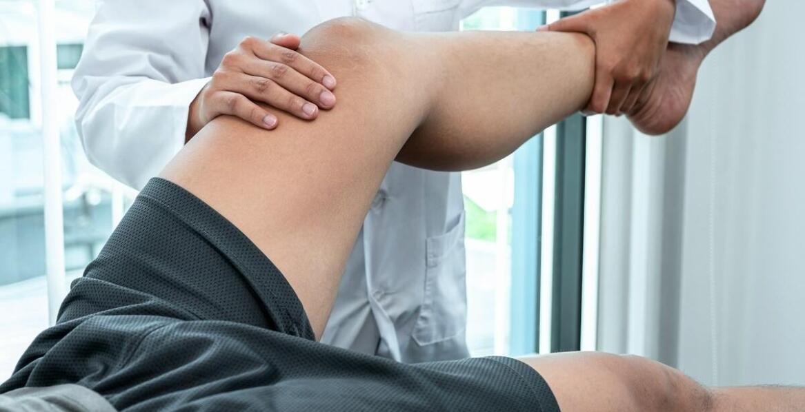 Jakie są przyczyny występowania zespołu cyklopa w kolanie?