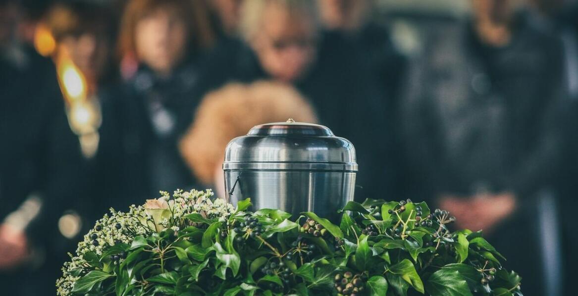 Jak wybrać odpowiednią urnę na prochy?