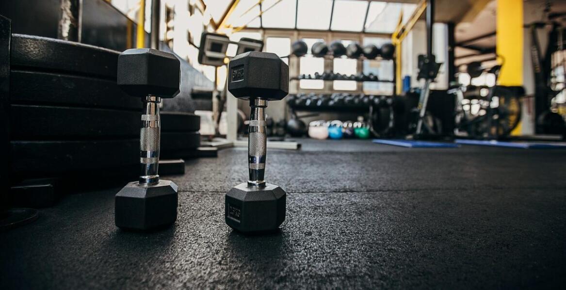 Jakie są korzyści z używania sprzętu do robienia żył w treningu siłowym?