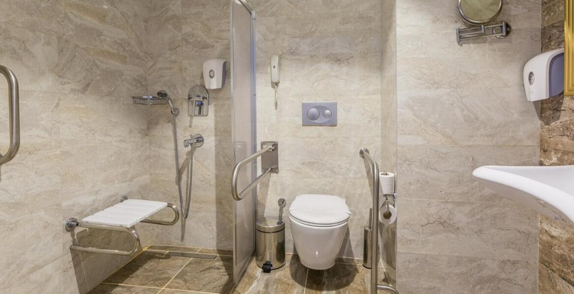 Rola krzesła pod prysznic w rehabilitacji osób z ograniczeniami ruchowymi