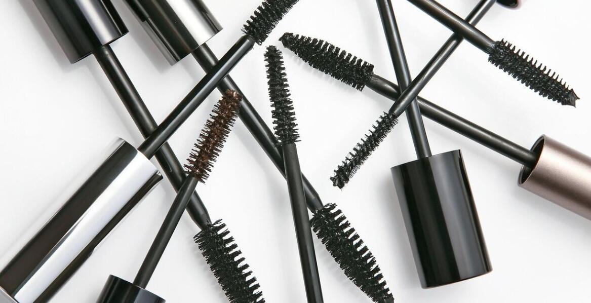 Porównanie klejów do rzęs: premium vs. standard – co wybrać?