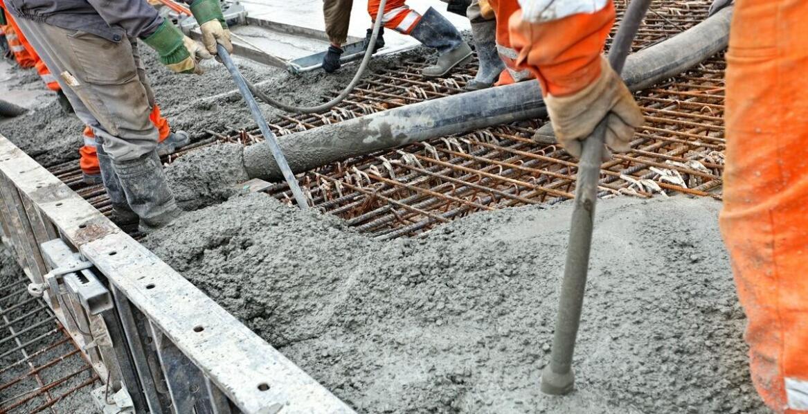 Wybór odpowiedniej pompy do betonu – na co zwrócić uwagę?