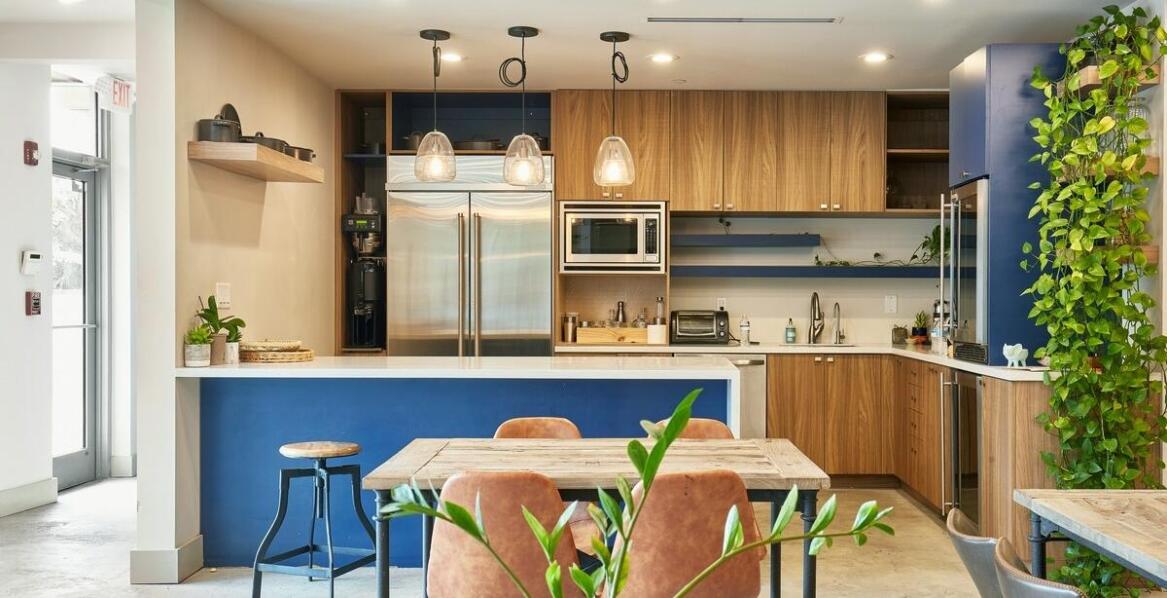 Jakie meble do pomieszczenia socjalnego zapewniają efektywność przestrzeni?