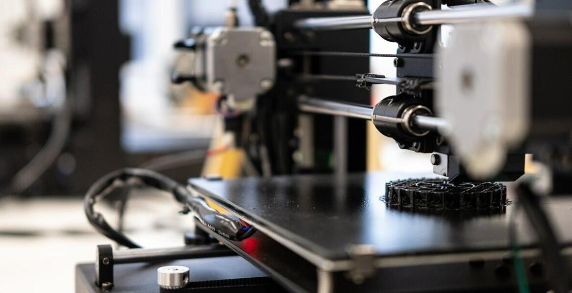 Proces produkcji wyrobów z włókna węglowego dla sektora motoryzacyjnego