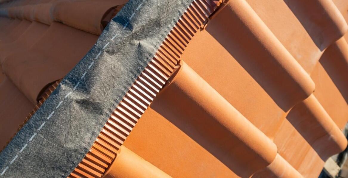 Systemy rynnowe a pokrycia dachowe – jak zapewnić skuteczne odprowadzanie wody?