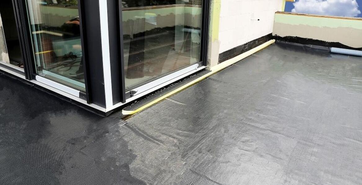 Hydroizolacje balkonów i tarasów – jak skutecznie zabezpieczyć powierzchnię?