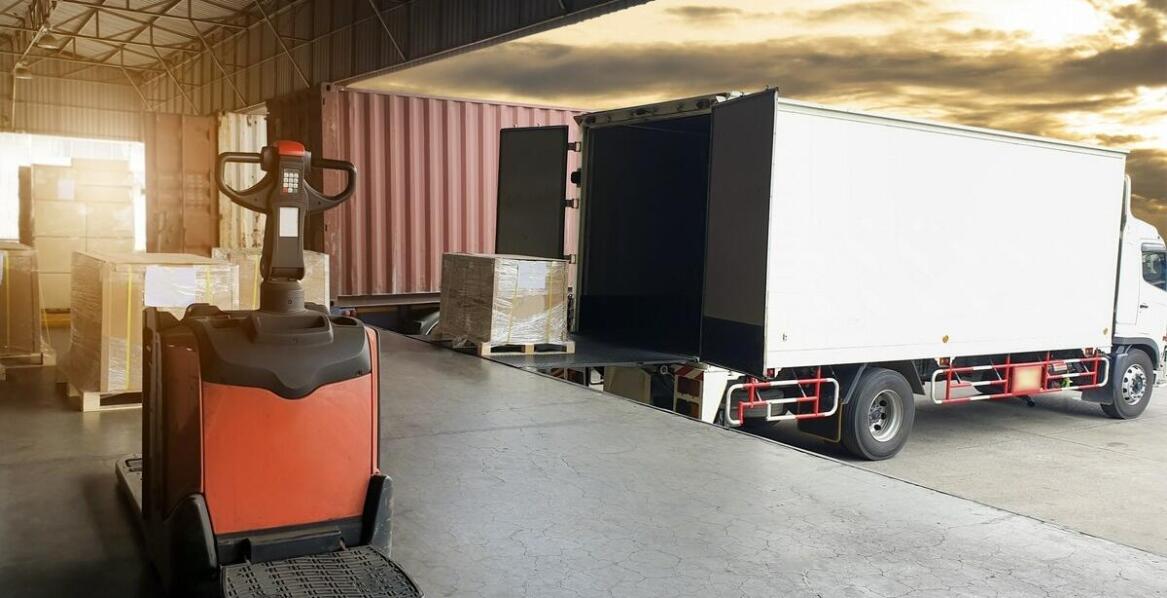 Jakie są zalety korzystania z transportu HDS w logistyce przemysłowej?