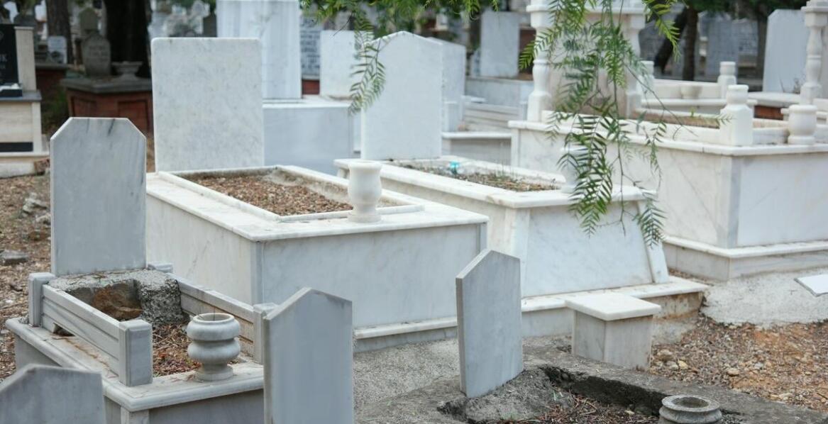 Jak ławki wolnostojące wzbogacają przestrzeń cmentarną?