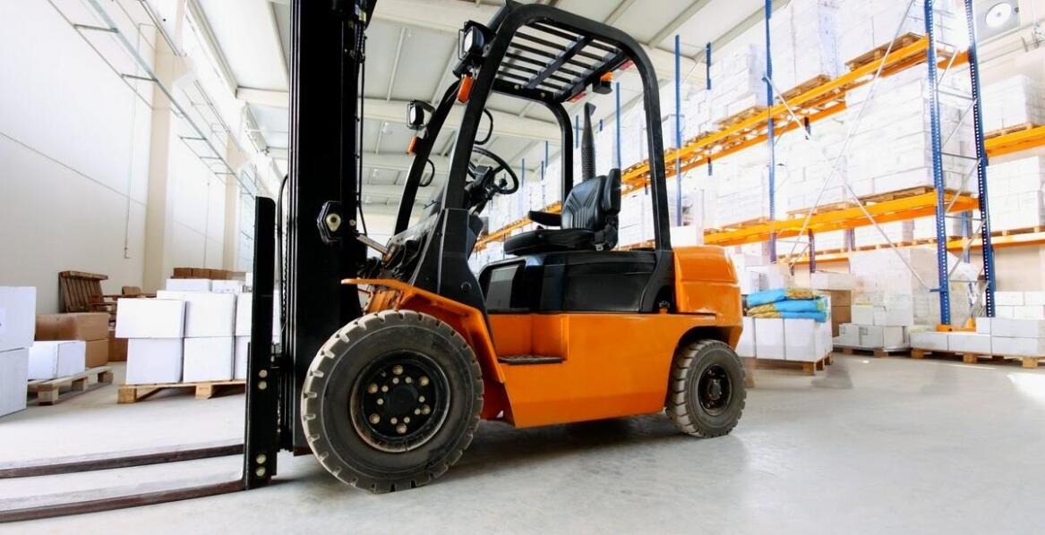 Używane wózki widłowe – co powinieneś wiedzieć przed zakupem?
