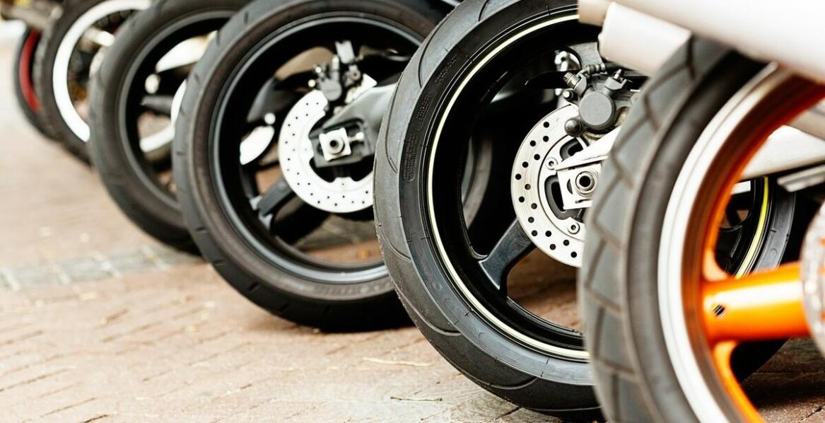 Kufry do motoru – czy warto inwestować w modele z szybkim montażem?