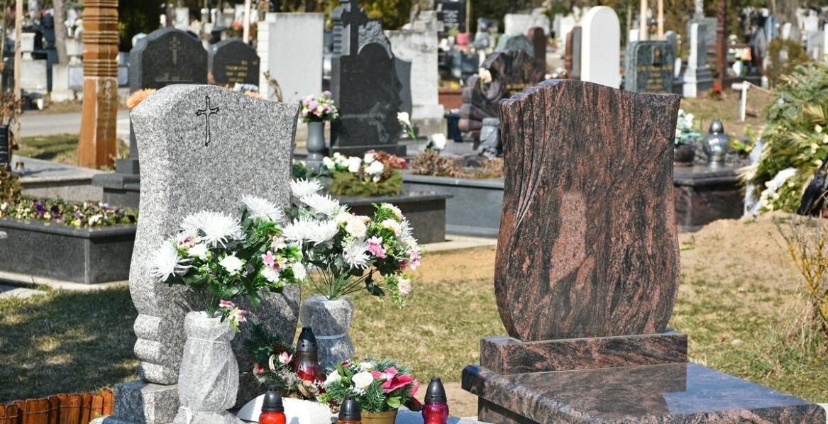 Wybór odpowiednich materiałów do kutych ławeczek z oparciem na cmentarz