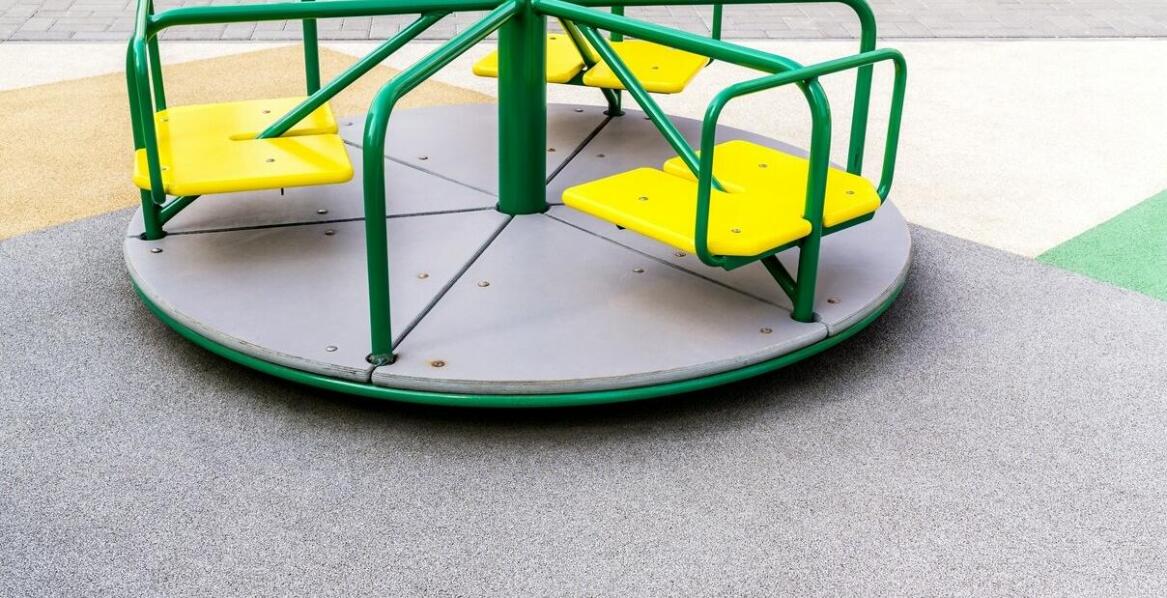 Porównanie różnych rodzajów nawierzchni na plac zabaw – dlaczego warto postawić na gumowe podłoże?
