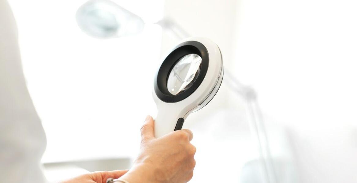 Jakie problemy ze skórą głowy mogą wpływać na poprawianie włosów?