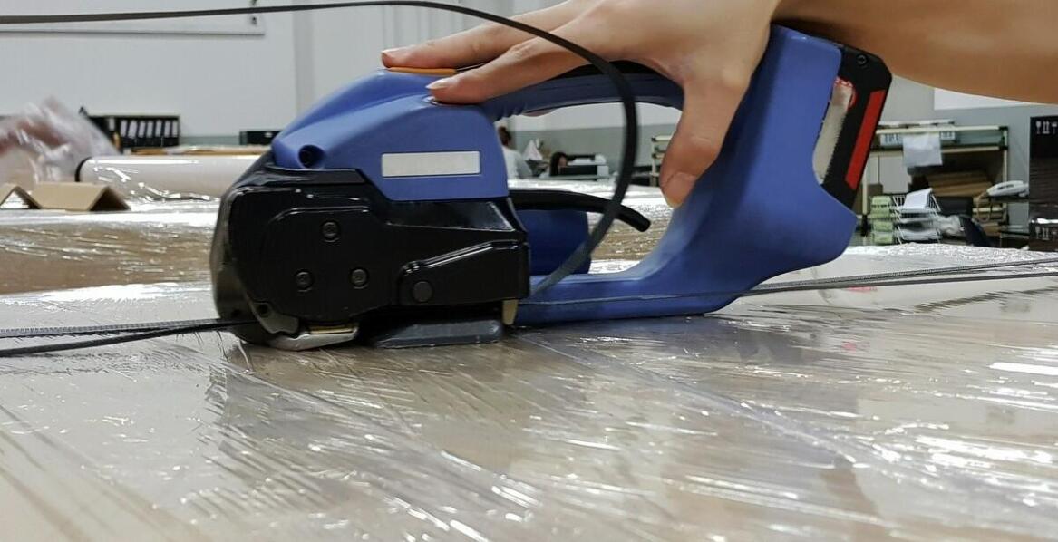 Do jakich zastosowań wykorzystywane są zaciskarki do taśmy?