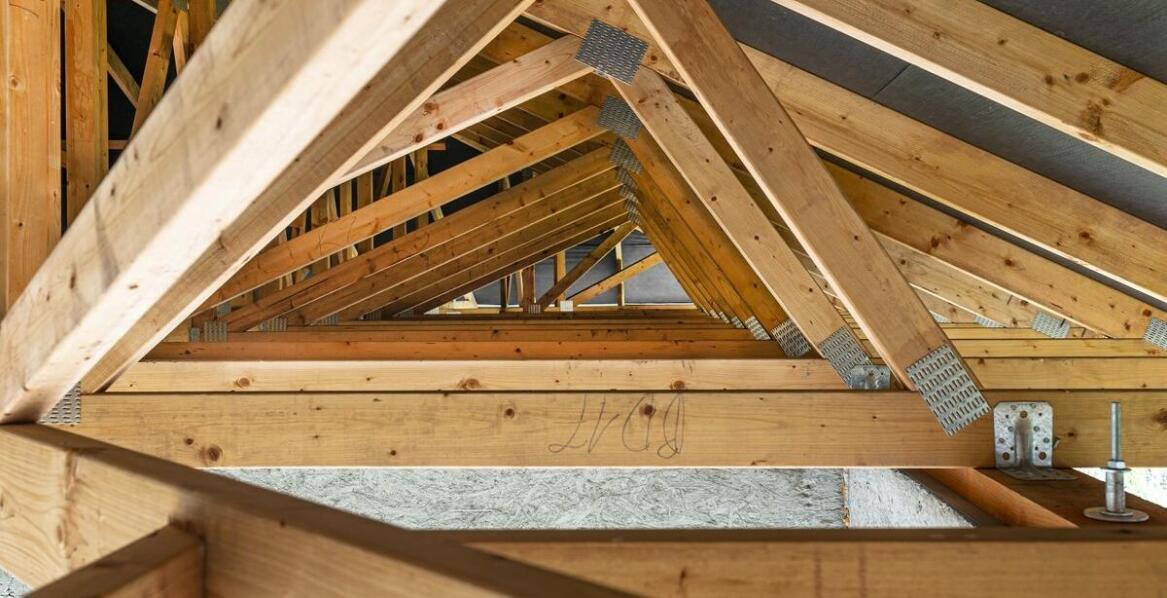 Jakie są zalety posiadania altany wykonanej z bali drewnianych?