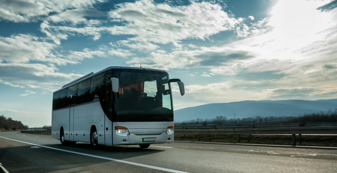 Transport VIP na wesela: jak zapewnić luksusowy dojazd dla gości?