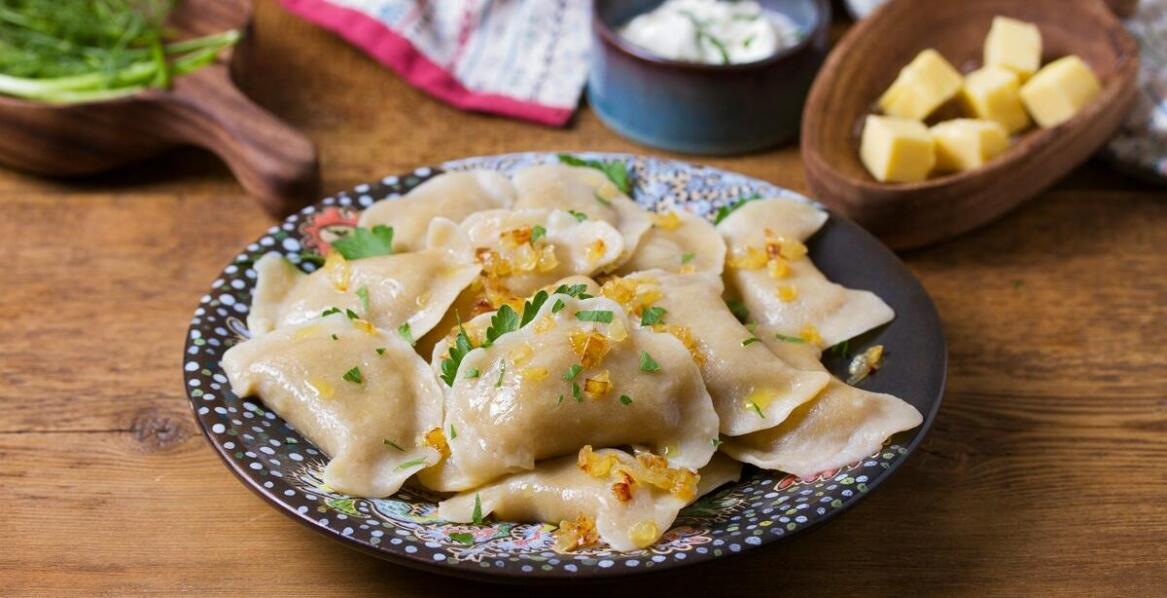 Jakie dania kuchni polskiej najlepiej sprawdzają się na lunch w pracy?